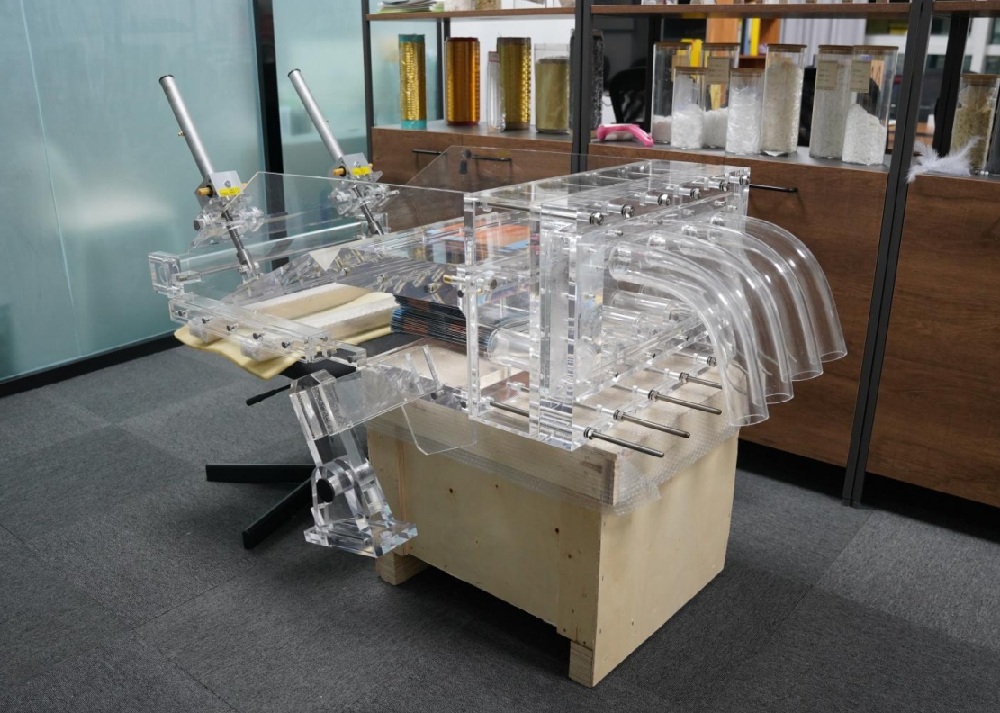 inclined headbox for pilot paper machine