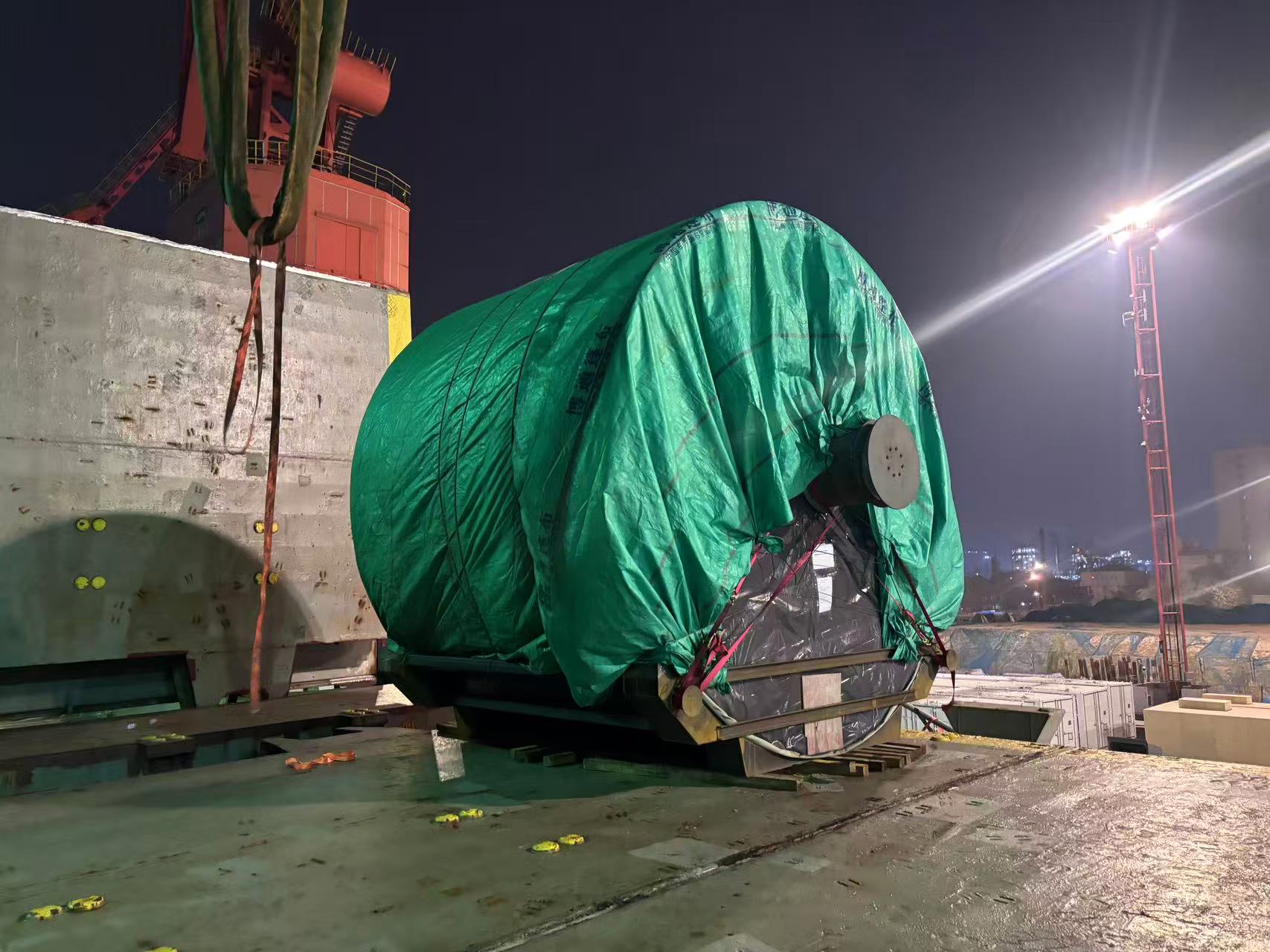 Yankee dryer with protective wrapping during transport handling